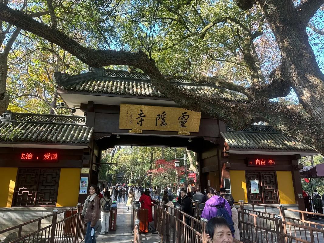 2025年12月8日农历十月十九这天适合挂匾吗？有没有什么讲究？