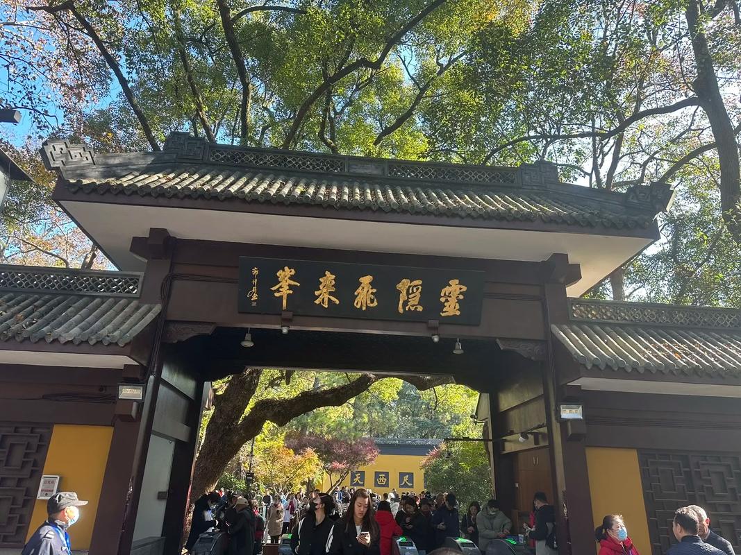 2025年12月8日农历十月十九这天适合挂匾吗？有没有什么讲究？