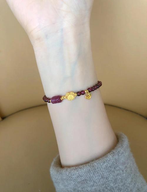 石榴手链搭配什么饰品最时尚？