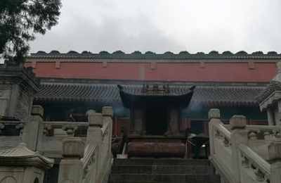 梦见雨天拜佛