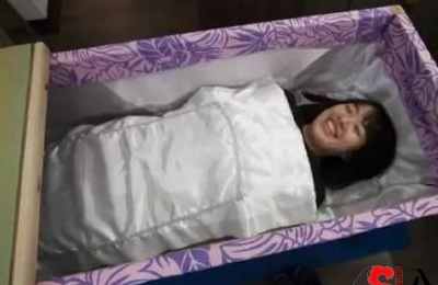 梦见棺材下面躺人