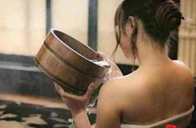 梦见去女浴室洗澡