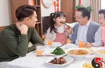梦见死去的亲人一起吃饭