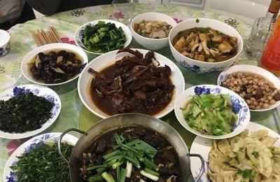 梦见去别人家吃饭