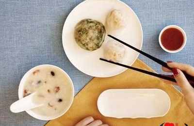 梦见自己吃饭