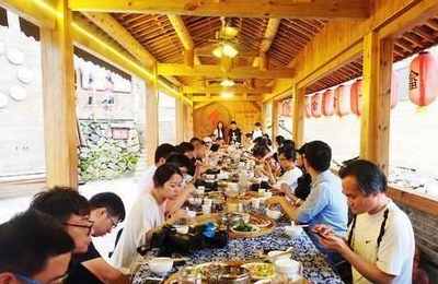 梦见好多人吃饭