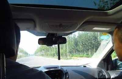 梦见自己开车没在里面