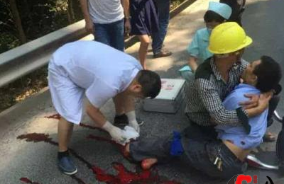 梦见出车祸很多血